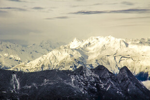 壮丽雪山景观