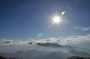 日出云海间山川壮丽景