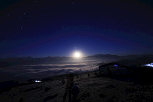 月夜下的静谧山海景色