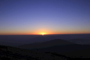 山顶壮丽日出景观