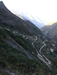 山间蜿蜒公路绝美风光