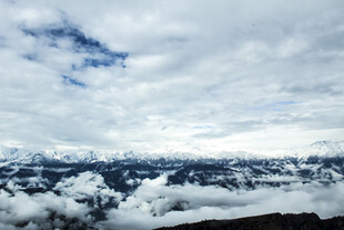 云海中的壮丽天空景观