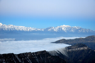 雪山云海壮丽自然景观