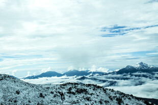 雪山云海壮丽自然景观