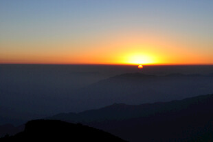 山顶壮丽日出景观