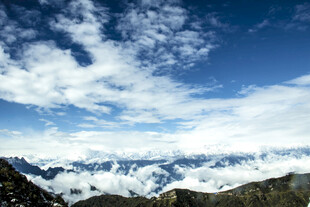 壮丽雪山云海景观