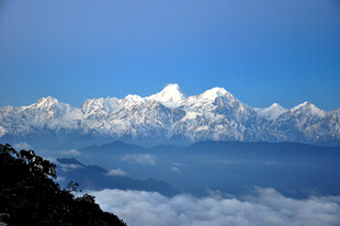 雪山云海壮丽自然景观