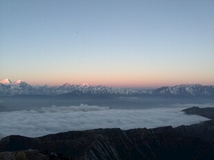 云海之上的壮丽山景