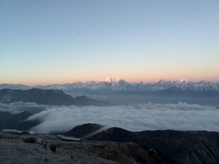 日出云海间的壮丽山景
