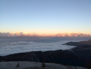 日出云海间的壮美景观
