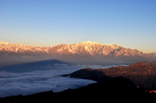 壮丽雪山云海景观