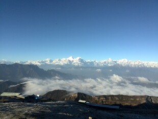 壮丽云海环绕巍峨山脉