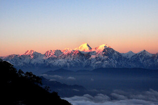 壮丽雪山日出美景