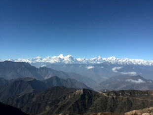 壮丽雪山山脉远景