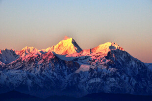 日照金山下的壮丽雪山