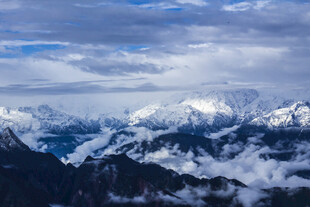 壮丽雪山云海景观