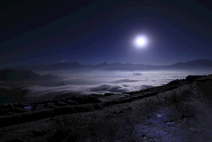 月夜下的静谧山海景色