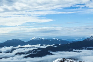 云海之上的壮丽山峦