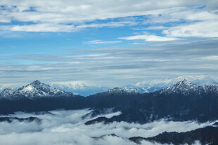 云海之上的壮丽雪山景观