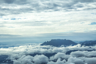 云海之上的孤峰景观