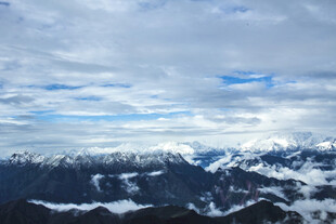 雪山云海壮丽自然景观