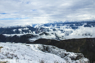 雪山云海壮丽自然景观