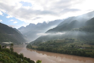 壮丽山河间的蜿蜒河流