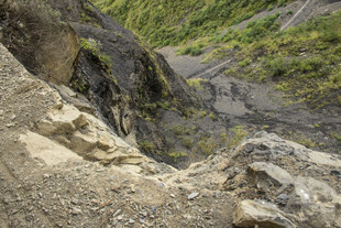 山间崎岖土坡场景