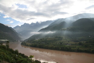 壮丽山河间的蜿蜒河流