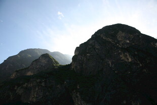 阳光照耀下的巍峨山峰