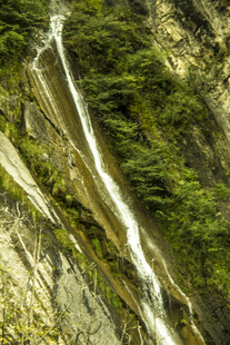 山间飞瀑 绿意环绕