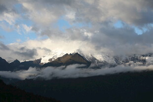 壮丽雪山云海景观