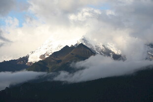云雾缭绕的壮丽雪山
