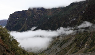 山间云海缭绕的壮美景色
