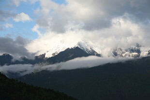 云雾缭绕的壮丽雪山景观