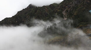 云雾缭绕的山峦美景
