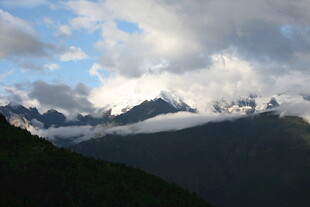 云雾缭绕的壮丽山峦景色