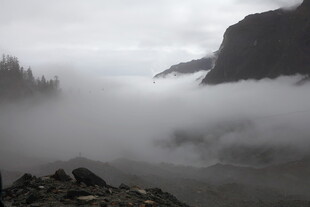 山间云雾缭绕的壮美景色