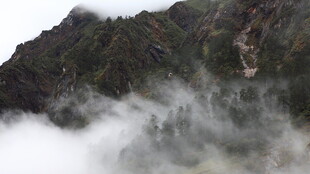 云雾缭绕的山峦美景