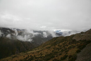 云雾缭绕的山间景色