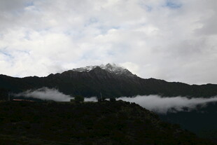云雾缭绕的山峦美景