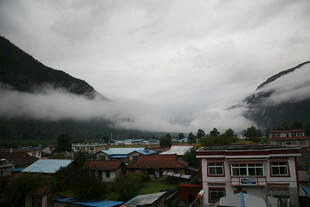 山间村落云雾缭绕景象