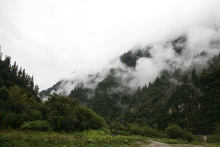 云雾缭绕的山间美景