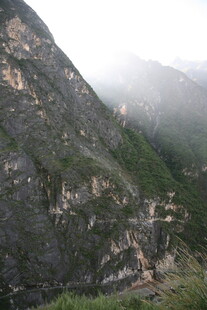 山间云雾缭绕的壮丽景色