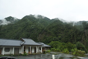 山间小屋隐于云雾之中