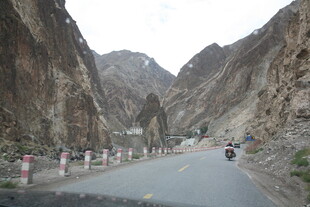 山间公路穿行于峡谷之中