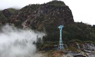云雾缭绕中的山间观景台