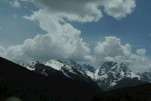 雪山蓝天美景