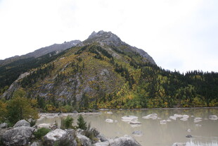 山间河谷风光