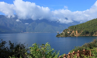 美丽湖畔风光